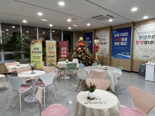 1층 로비 성탄트리